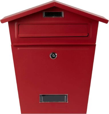 Poederbedekte metalen postbussen met slot aan de muur buiten villa tuinen Postdiensten